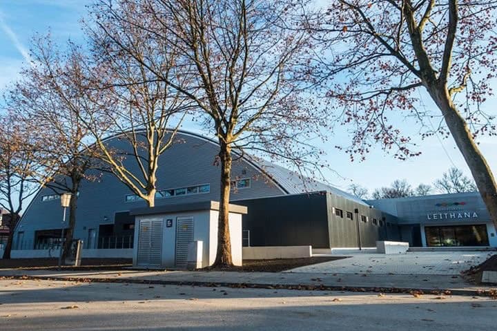 Montovaná ocelová oblouková hokejová hala Bruck – moderní sportovní objekt s elegantní fasádou a minimalistickým designem, realizace HUPRO SYSTEMS SE.