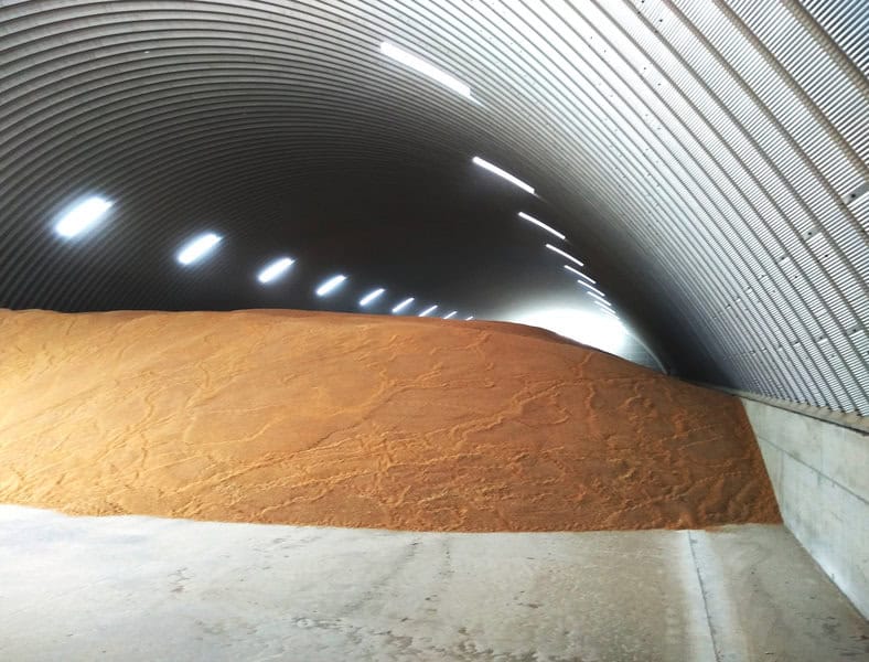 Montovaná ocelová oblouková zemědělská hala s betonovou podlahou a vysokou kapacitou pro skladování obilí, interiér s ocelovým trapézovým opláštěním, realizace HUPRO SYSTEMS SE.