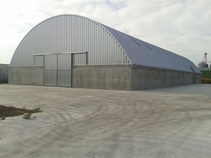 Montovaná ocelová oblouková zemědělská hala na betonové podezdívce s posuvnými vraty, vhodná pro skladování obilí a techniky, realizace HUPRO SYSTEMS SE.