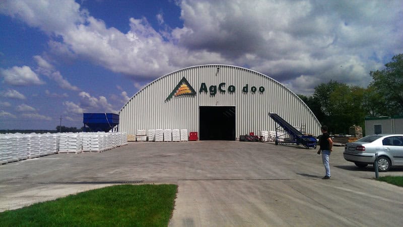 Ocelová oblouková montovaná zemědělská hala AgCo doo, využívaná pro skladování materiálu a zemědělských produktů, realizace HUPRO SYSTEMS SE.