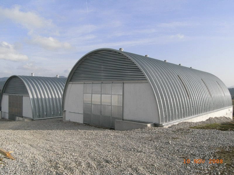 Dvě moderní ocelové obloukové haly s pevnými betonovými základy – ideální řešení pro skladování, výrobu nebo zemědělství. Spolehlivá konstrukce od HUPRO SYSTEMS SE.