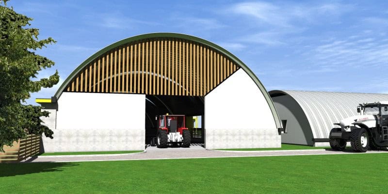 Vizualizace moderní ocelové obloukové zěmědělské haly s dřevěným obložením čela a zaparkovaným traktorem. Hala od HUPRO SYSTEMS SE navržená pro zemědělské využití.