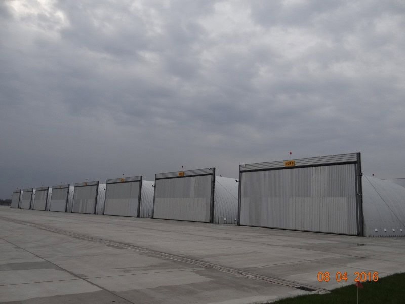 Obloukové ocelové montované armádní haly s uzavřenými vraty na vojenské základně, samonosná konstrukce HUPRO SYSTEMS SE