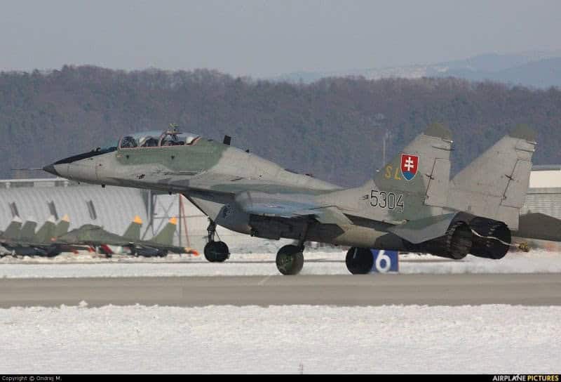 Obloukové ocelové montované armádní haly na letišti s vojenskými letouny, samonosná konstrukce HUPRO SYSTEMS SE