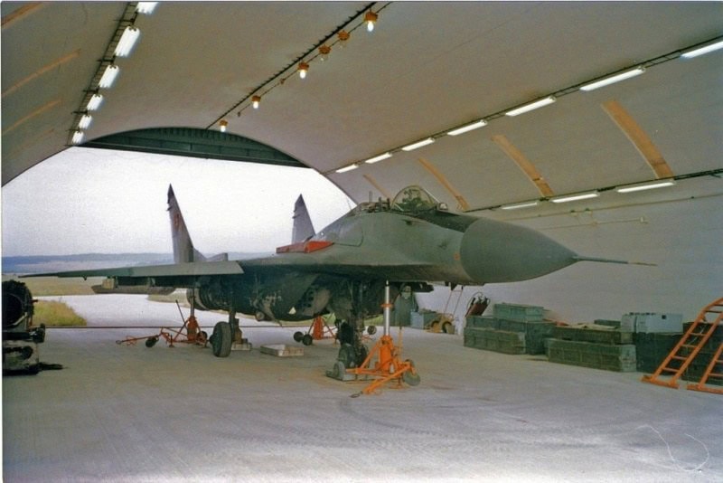 Oblouková ocelová montovaná armádní hala s vojenským letounem, prostor určený pro údržbu a servis letecké techniky, realizace HUPRO SYSTEMS SE