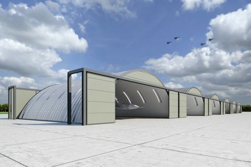 Obloukové ocelové montované armádní haly s letouny v hangárech na vojenském letišti, moderní samonosná konstrukce HUPRO SYSTEMS SE
