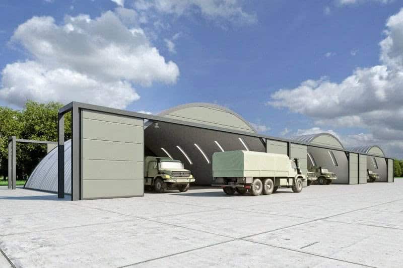 Obloukové ocelové montované armádní haly s vojenskými nákladními vozidly zaparkovanými v hangárech, samonosná konstrukce HUPRO SYSTEMS SE