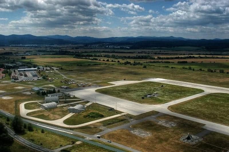 Obloukové ocelové montované armádní haly na vojenském letišti, odolné hangáry pro techniku, realizace HUPRO SYSTEMS SE