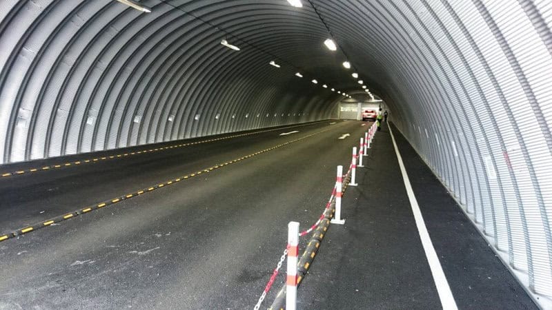 Oblouková ocelová montovaná armádní hala, konstrukce tunelu se silniční komunikací, samonosný systém HUPRO SYSTEMS SE