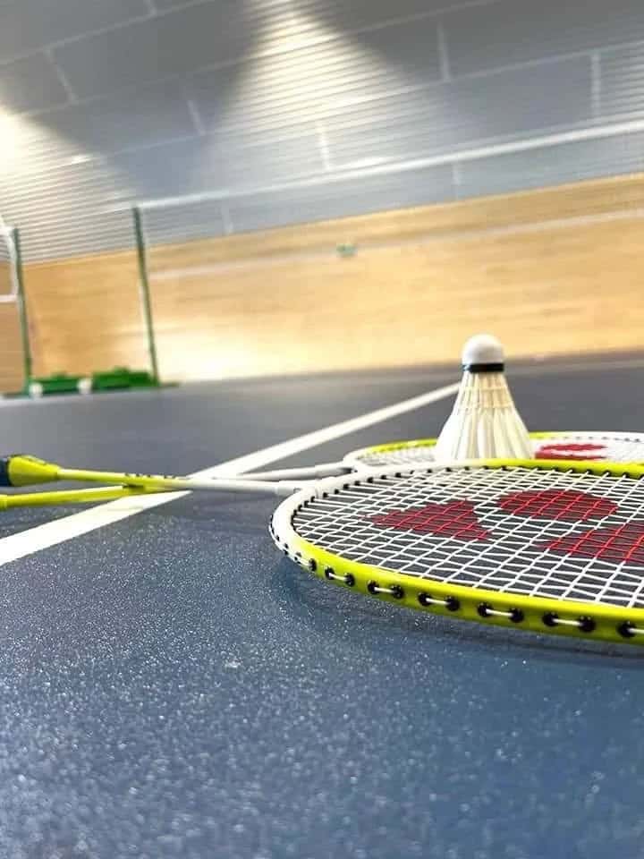 Detail badmintonové rakety a míčku na kurtu v montované obloukové hale HUPRO v Chorvátskom Grobe, postavené systémem HUPRO SYSTEMS SE.