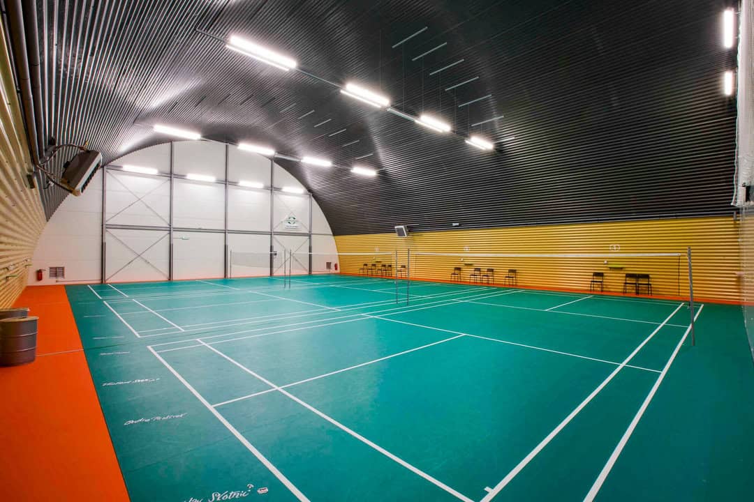 Moderní badmintonová hala Paskov s obloukovou konstrukcí a profesionálním povrchem hřišť, realizace HUPRO SYSTEMS SE.