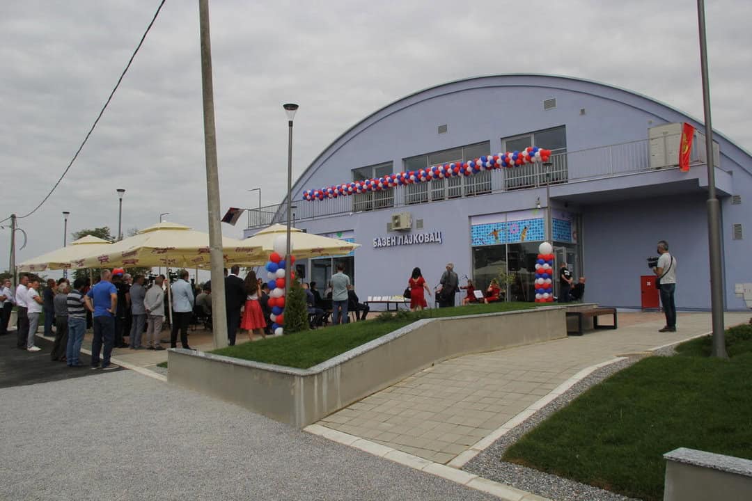 Montovaná ocelová plavecká hala Lajkovac při slavnostním otevření, moderní sportovní objekt s dekorací v národních barvách, realizace HUPRO SYSTEMS SE.