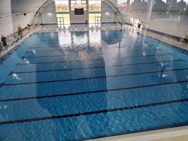 Montovaná ocelová plavecká hala Lajkovac – pohled na hlavní bazén s několika plaveckými drahami a moderním technickým zázemím, realizace HUPRO SYSTEMS SE.