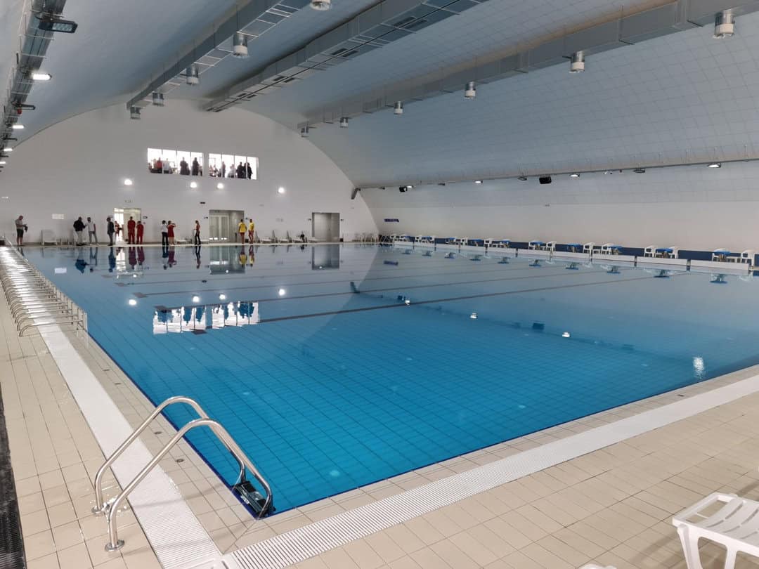 Montovaná ocelová plavecká hala Lajkovac – moderní krytý bazén s osmi plaveckými drahami, tribunami a kompletním sportovním zázemím, realizace HUPRO SYSTEMS SE.