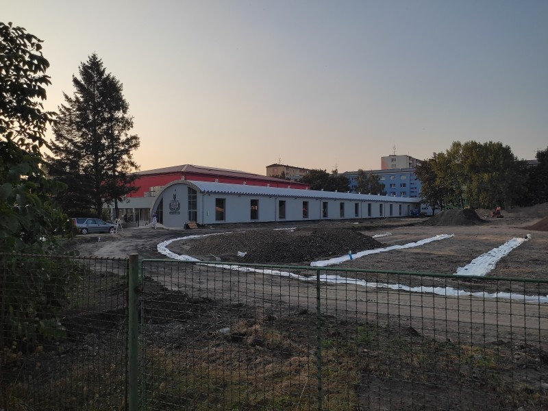 Atletická hala v Prostějově s obloukovou ocelovou konstrukcí, ve které se nachází krytá dráha pro sprint a další atletické disciplíny. Realizace HUPRO SYSTEMS SE.