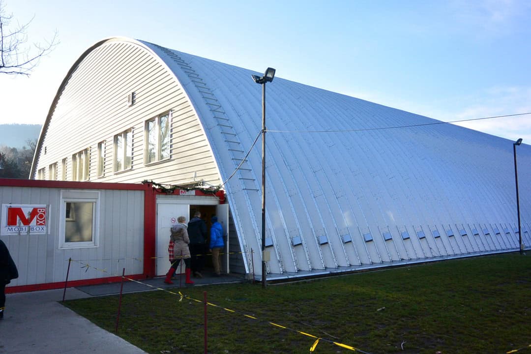 Montovaná ocelová hokejová hala Budapešť s přidruženou posilovnou, moderní sportovní objekt realizovaný společností HUPRO SYSTEMS SE.