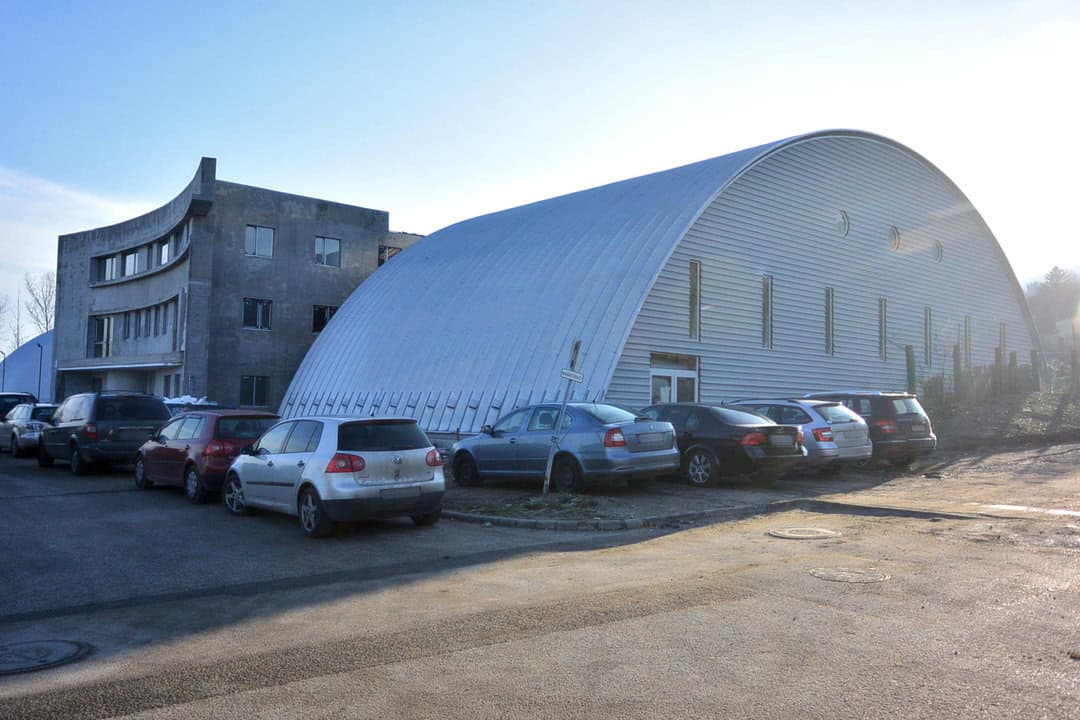 Montovaná ocelová hokejová hala Budapešť s přilehlou posilovnou a parkovištěm, moderní sportovní komplex realizovaný společností HUPRO SYSTEMS SE.