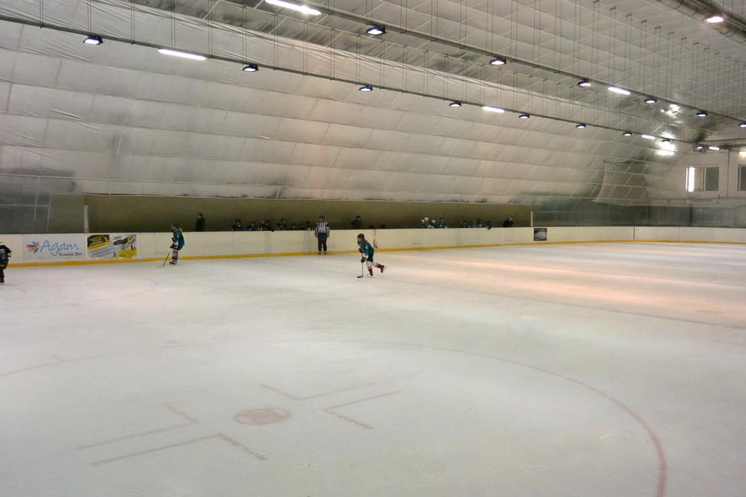 Montovaná ocelová hokejová hala Budapešť s ledovou plochou a hokejovým tréninkem, moderní sportovní stavba od společnosti HUPRO SYSTEMS SE.