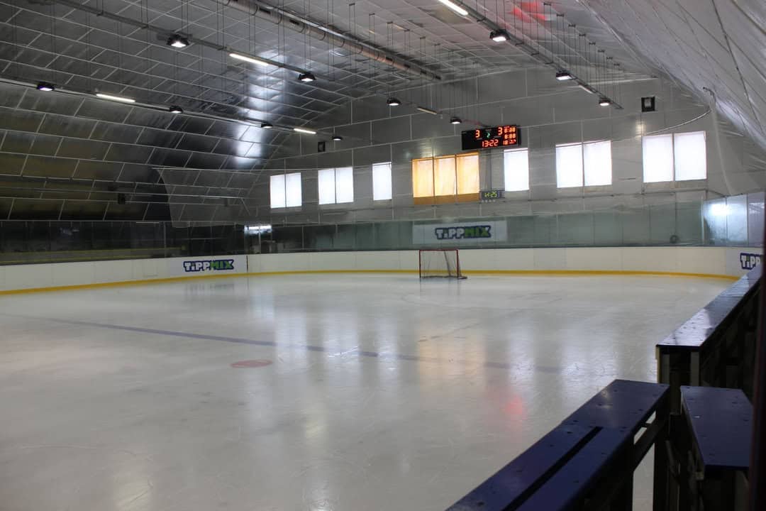 Montovaná ocelová hokejová hala Budapešť s ledovou plochou a moderním osvětlením, sportovní stavba od společnosti HUPRO SYSTEMS SE.