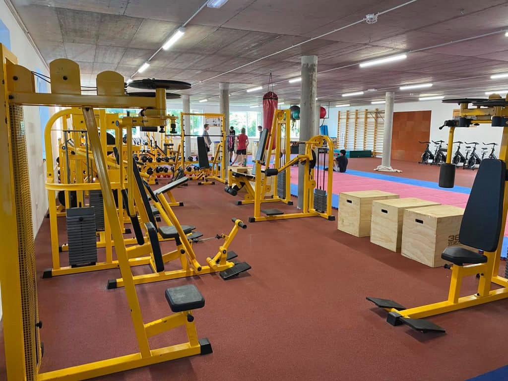 Montovaná ocelová hokejová hala Budapešť s přilehlou posilovnou, sportovní areál realizovaný společností HUPRO SYSTEMS SE.