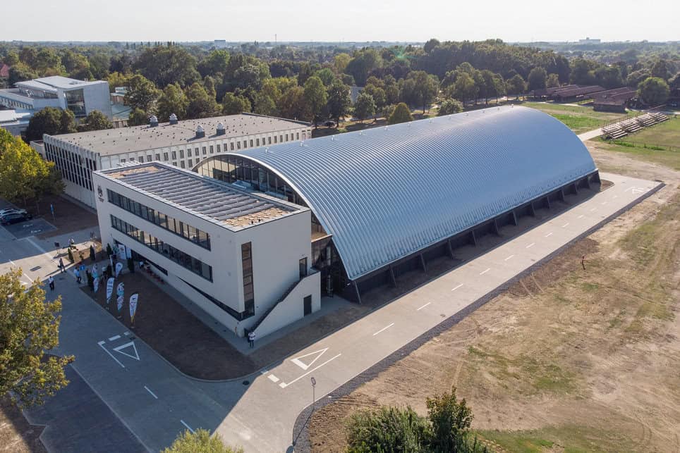 Montovaná ocelová tenisová hala Debrecín se čtyřmi kurty, Maďarsko. Moderní sportovní objekt realizovaný společností HUPRO SYSTEMS SE.