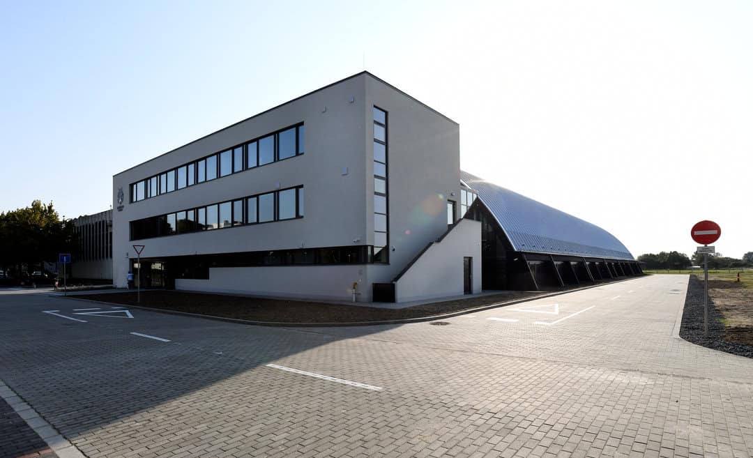 Montovaná ocelová tenisová hala Debrecín – vstupní a administrativní část. Realizovala společnost HUPRO SYSTEMS SE.
