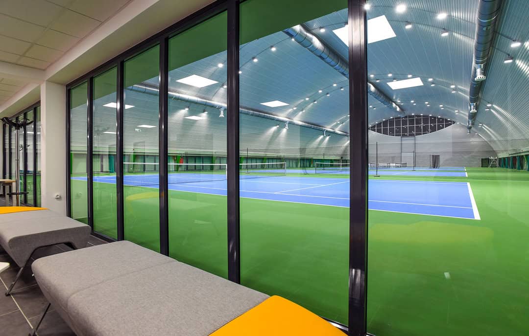 Montovaná ocelová oblouková tenisová hala Debrecín – pohled ze zázemí na čtyři kurty. Realizovala společnost HUPRO SYSTEMS SE.