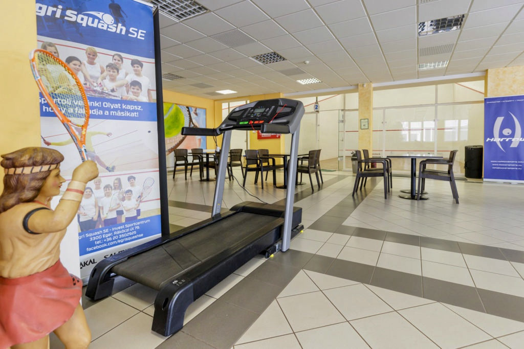 Vstupní hala sportovního centra Eger s běžeckým pásem, squashovými kurty a posezením pro návštěvníky, realizace HUPRO SYSTEMS SE.