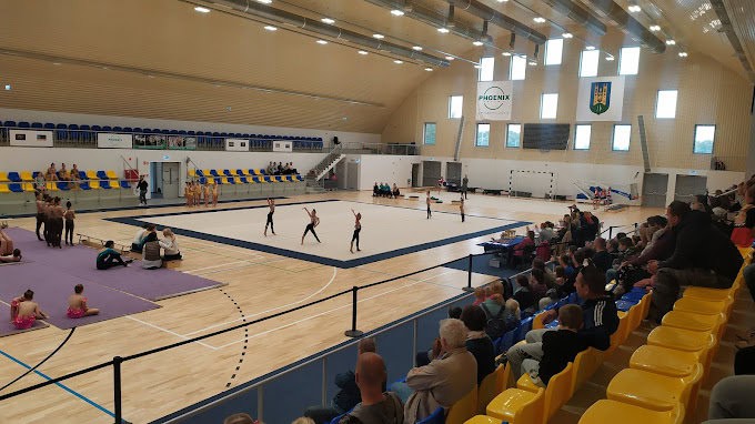 Interiér montované sportovní haly Fót Phoenix Sportcsarnok s tribunami, moderní multifunkční prostor pro basketbal a gymnastiku, realizace HUPRO SYSTEMS SE.