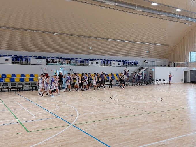 Montovaná sportovní hala Fót Phoenix Sportcsarnok, interiér s basketbalovým hřištěm a tribunami, realizace HUPRO SYSTEMS SE.