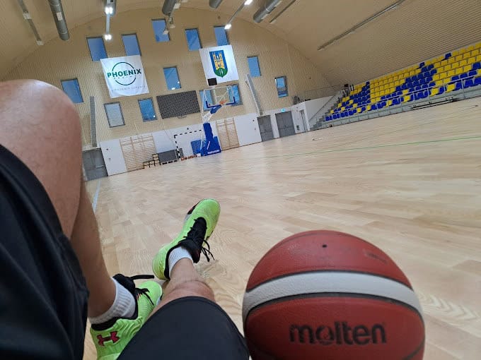 Montovaná sportovní basketbalová hala Fót Phoenix Sportcsarnok s dřevěnou podlahou a tribunou, montovaná hala HUPRO SYSTEMS SE.