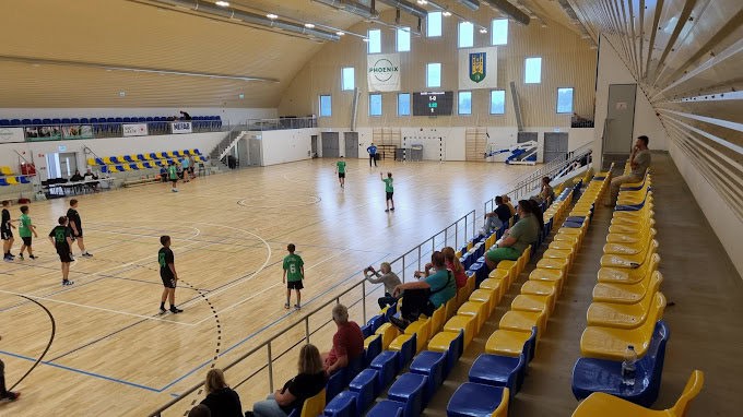 Montovaná sportovní hala Fót Phoenix Sportcsarnok s basketbalovým a házenkářským hřištěm, tribunami a moderním interiérem, realizace HUPRO SYSTEMS SE.