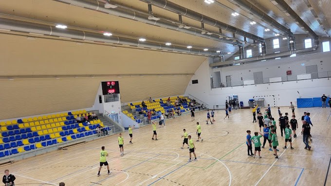 Moderní sportovní hala Fót Phoenix Sportcsarnok s multifunkčním hřištěm a tribunou, realizace HUPRO SYSTEMS SE, montovaná ocelová konstrukce.
