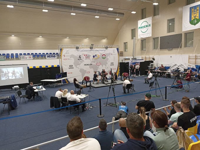 Sportovní hala Fót s tribunou a sportovní plochou během soutěže v powerliftingu, realizace HUPRO SYSTEMS SE.