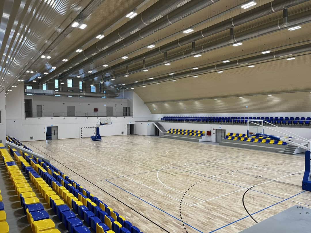 Montovaná sportovní hala Fót Phoenix Sportcsarnok s multifunkčním hřištěm, tribunami a moderním osvětlením, realizace HUPRO SYSTEMS SE.