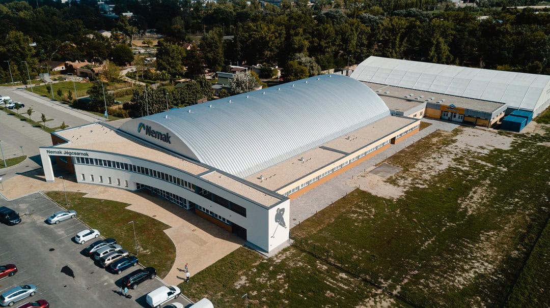 Montovaná ocelová hokejová hala Győr s ledovou plochou pro hokej i veřejné bruslení. Realizovala společnost HUPRO SYSTEMS SE.