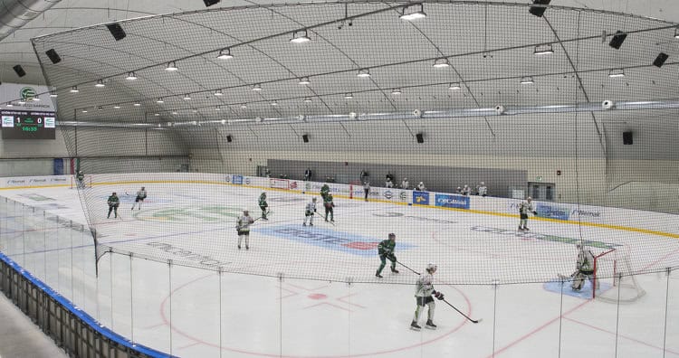 Montovaná ocelová hokejová hala Győr Nemak při veřejném bruslení, moderní víceúčelová ledová aréna realizovaná společností HUPRO SYSTEMS SE.