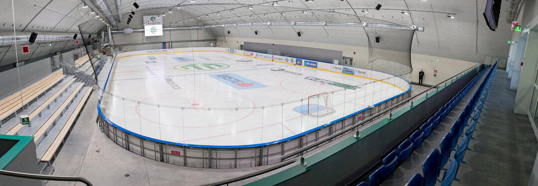 Montovaná ocelová hokejová hala Győr Nemak s ledovou plochou a tribunami pro diváky, moderní sportovní aréna realizovaná společností HUPRO SYSTEMS SE.