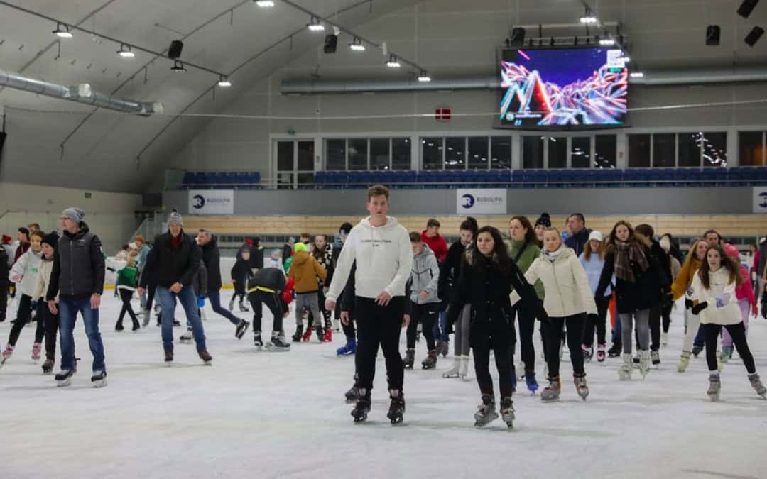 Montovaná ocelová hokejová hala Győr Nemak, veřejné bruslení v moderní multifunkční ledové aréně realizované společností HUPRO SYSTEMS SE.
