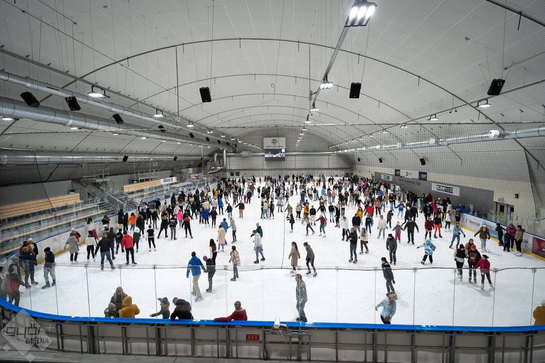 Montovaná ocelová hokejová hala Győr Nemak při veřejném bruslení, moderní víceúčelová ledová aréna realizovaná společností HUPRO SYSTEMS SE.