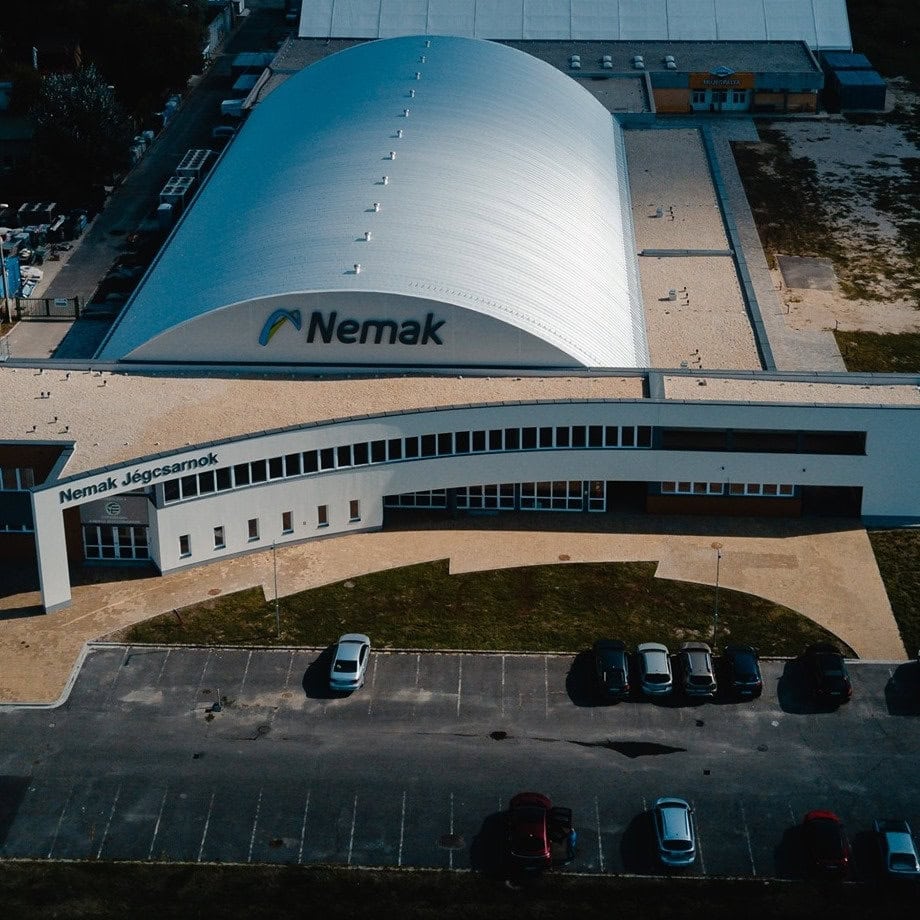 Montovaná ocelová hokejová hala Győr Nemak s výraznou obloukovou střechou systému HUPRO.