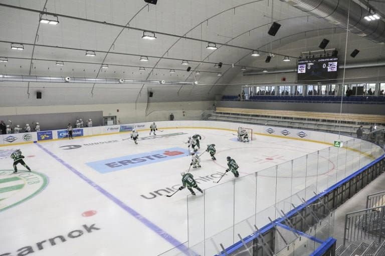 Montovaná ocelová hokejová hala Győr Nemak během hokejového zápasu, moderní ledová aréna s tribunami, realizovaná společností HUPRO SYSTEMS SE.