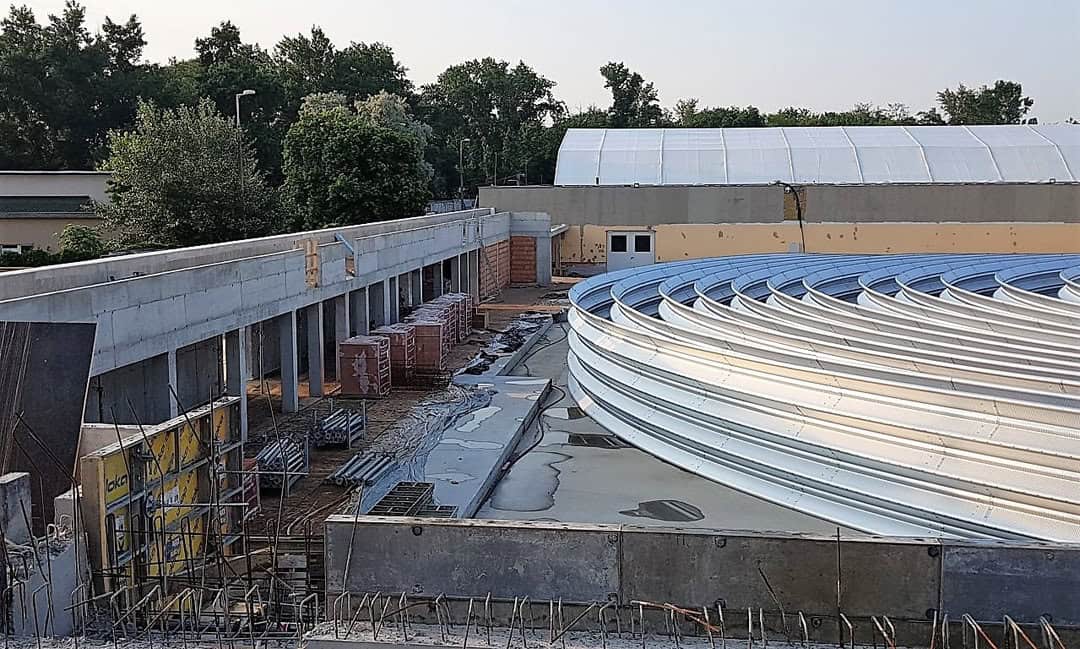 Montovaná ocelová hokejová hala Győr Nemak ve fázi montáže obloukových panelů, realizovala společnost HUPRO SYSTEMS SE.