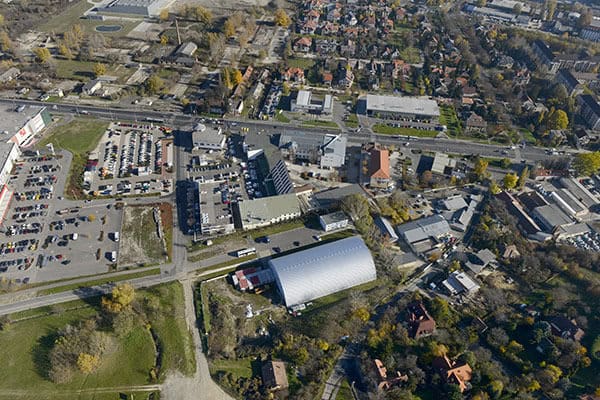 Montovaná ocelová oblouková hokejová hala Győr Nemak, letecký pohled,  realizovala společnost HUPRO SYSTEMS SE.
