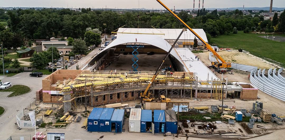Montovaná ocelová hokejová hala Győr Nemak, v průběhu montáže, realizovala společnost HUPRO SYSTEMS SE.