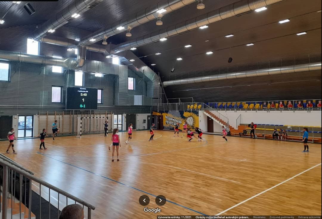 Montovaná sportovní hala Hajdúnánás Hódos Imre Sportcsarnok, interiér s házenkářským zápasem, ocelová samonosná konstrukce HUPRO SYSTEMS SE.