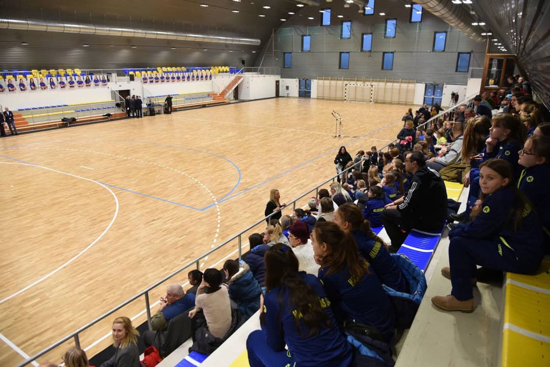 Montovaná ocelová sportovní hala Hajdúnánás Hódos Imre Sportcsarnok, tribuny s diváky a hrací plocha pro házenou, realizace HUPRO SYSTEMS SE.