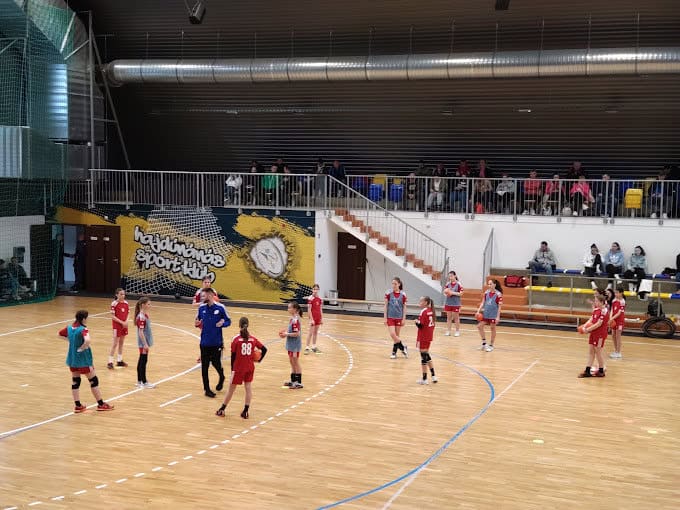 Montovaná ocelová sportovní hala Hajdúnánás Hódos Imre Sportcsarnok, házenkářský trénink dětí, realizace HUPRO SYSTEMS SE.