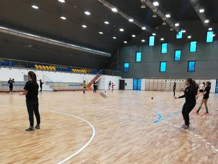 Montovaná ocelová sportovní hala Hajdúnánás Hódos Imre Sportcsarnok, interiér s hrací plochou pro házenou, realizace HUPRO SYSTEMS SE.