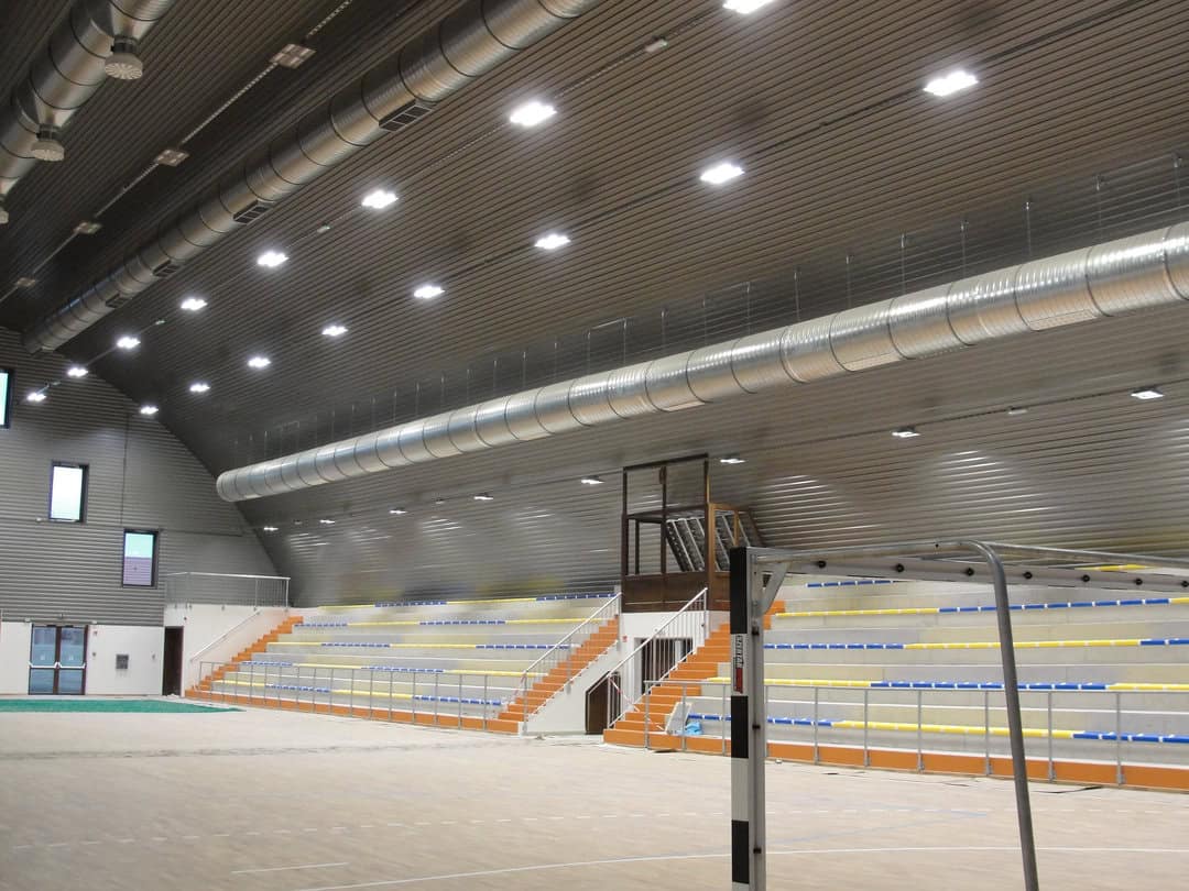 Oblouková sportovní hala Hajdúnánás určená pro házenou, s tribunou, osvětlením a vzduchotechnikou, realizace HUPRO SYSTEMS SE.